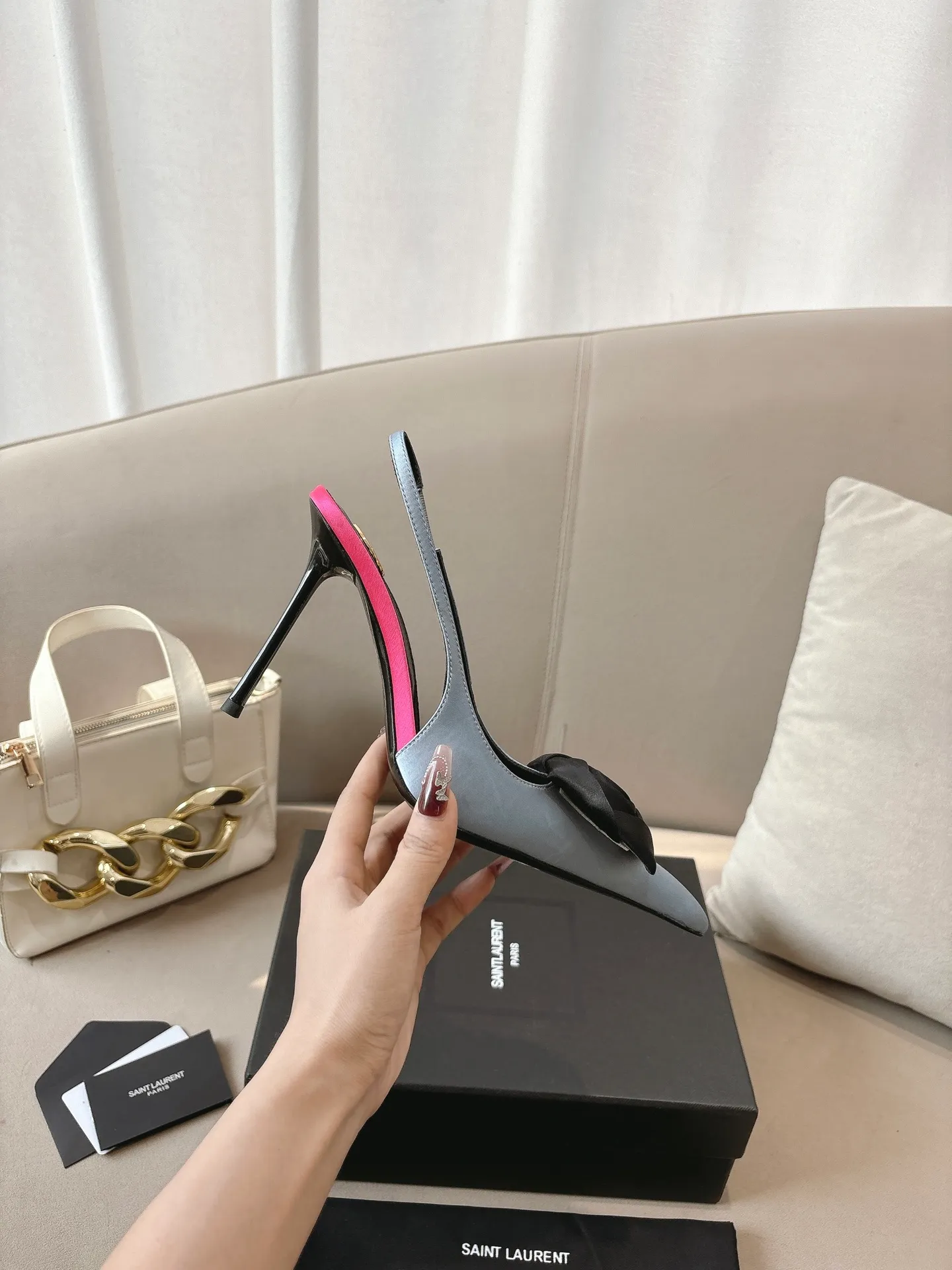 👟👟Ex-factory price 680👟👟 Saint Laurent ysl 25ss/autumn and winter ready-to-wear flower series catwalk style high heels. The toe and contrasting color design make the final effect quite impressive. The different colors are also very beautiful. Straight heels, curved heels, with flowers, and without flowers can be selected. Only YSL understands women’s hearts best and does not accept refutation. It is a super invincible feminine artifact, a must-have for women (z-brand full-body customization, own molded hardware accessories, perfect consistency) ✔ Upper: imported cow patent leather ✔ Inner lining: imported 🐑 goat leather ✔ Sole: imported genuine leather outsole ✔ Heel height: 10.5cm ✔ Size: 36-39 (40, 41, 42 can be customized and non-returnable) Flower style (full set of packaging)